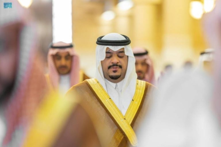 نائب أمير الرياض يشارك في صلاة الميت على الأمير مشعل بن عبدالله
