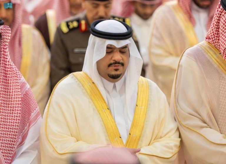 نائب أمير الرياض يشارك في صلاة جنازة عبدالله القحطاني