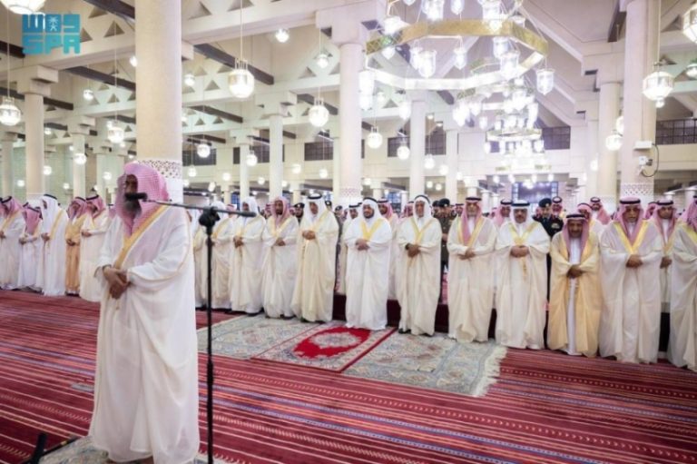 نائب أمير الرياض يشارك في صلاة عيد الأضحى