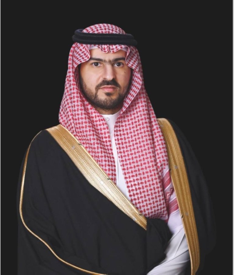 نائب أمير المنطقة الشرقية يعزي أسرة العطيشان في فقدان والدتهم