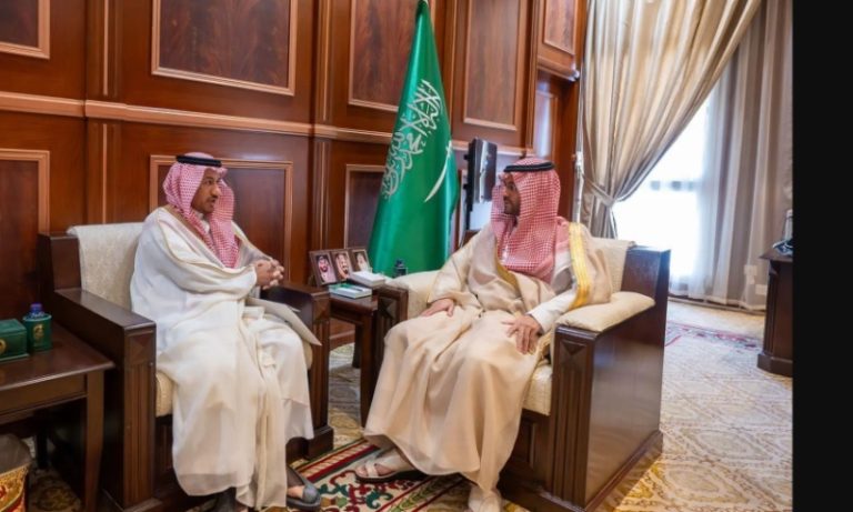 نائب أمير حائل يلتقي مدير عام شركة المياه الوطنية بالمنطقة