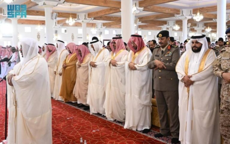 نائب أمير عسير يشارك في صلاة عيد الأضحى