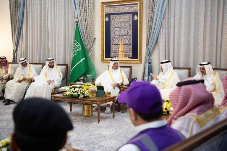 نائب أمير مكة يستعرض جهود وزارة الحج والدفاع المدني
