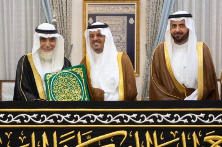 نائب أمير مكة يسلّم كسوة الكعبة المشرفة لسدنة البيت الحرام