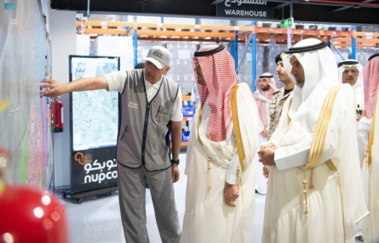 نائب أمير مكة يعاين خطط توفير الأدوية بالمشاعر