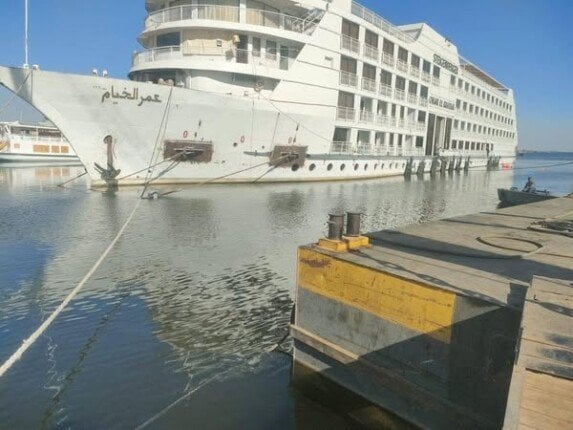 نجاح المقاولون العرب في رفع أكبر الفنادق العائمة ببحيرة ناصر باستخدام الوسائد الهوائية