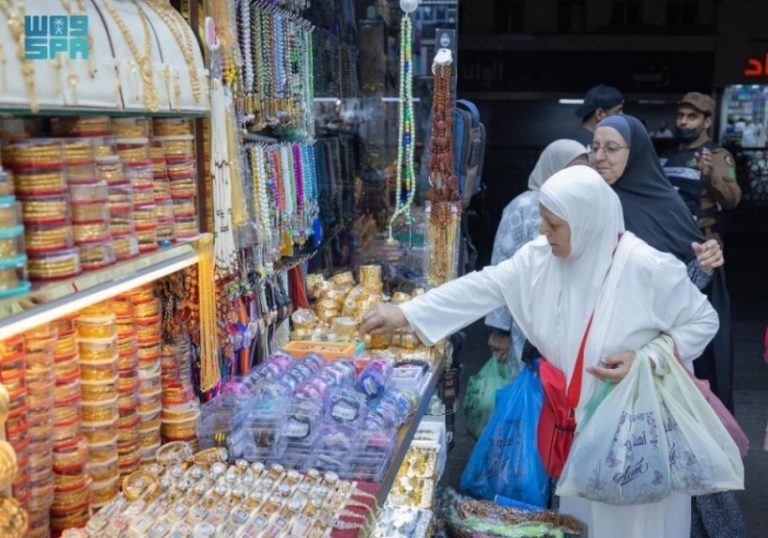 هدايا الحجاج تعكس الروحانية وتعزز الروابط الاجتماعية بعد أداء المناسك