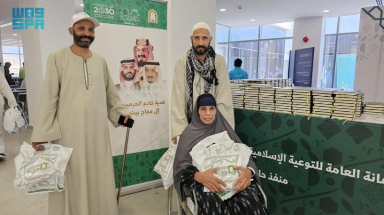 هدية خادم الحرمين الشريفين للمصاحف تُوزع على الحجاج المغادرين عبر منفذ حالة عمار