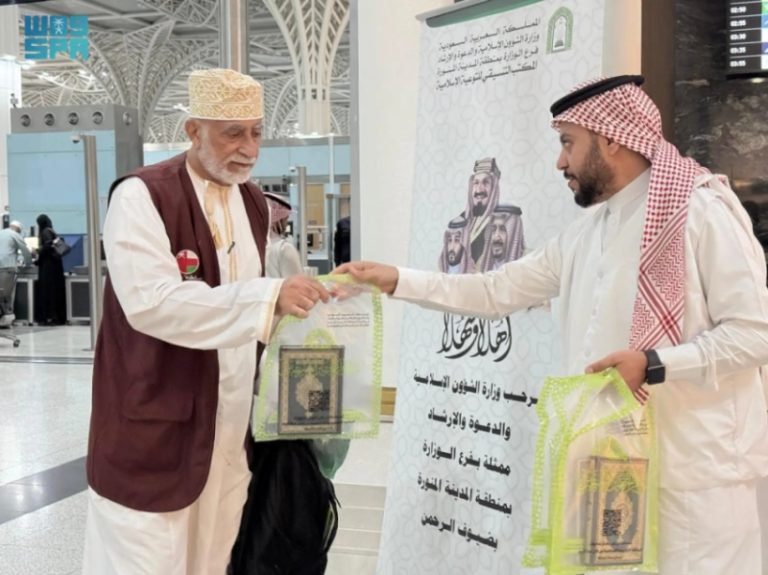 هدية خادم الحرمين” تصل الحجاج المغادرين عبر مطار المدينة المنورة مع توزيع المصاحف من “الشؤون الإسلامية