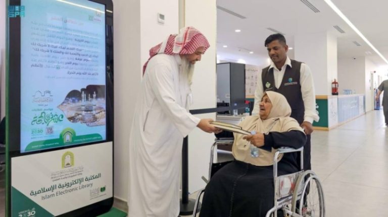 هدية خادم الحرمين تُوزع على الحجاج المغادرين من منفذ حالة عمار
