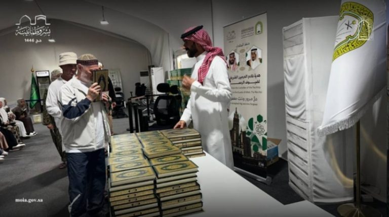 وداع حجاج روسيا بهدية خادم الحرمين الشريفين
