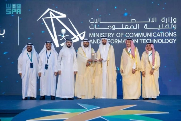 وزير الموارد البشرية يكرّم جهات حكومية بجائزة الارتباط الوظيفي 2024