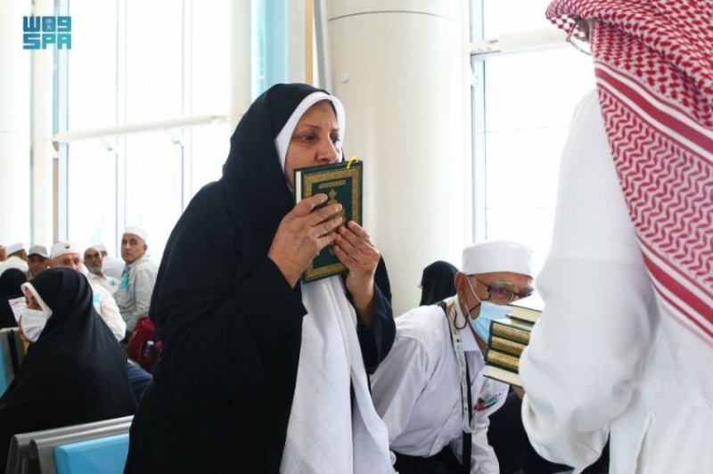 وصول الحجاج الإيرانيين إلى مطار عرعر