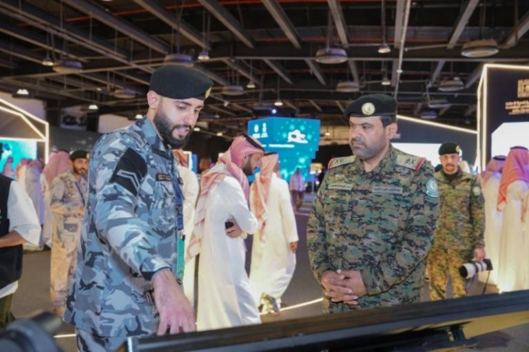 وكيل الأفواج الأمنية يتفقد جناح وزارة الداخلية بمعرض ملتقى إعلام الحج