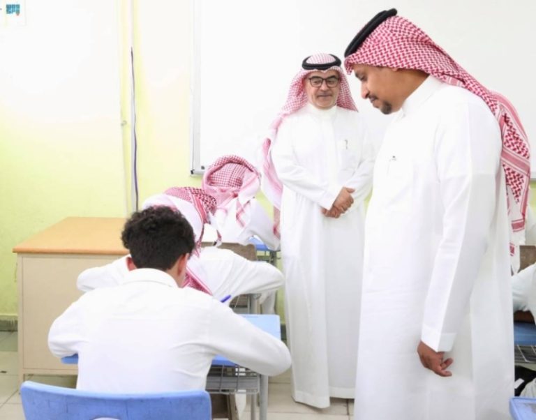 وكيل التعليم العام يتفقد سير الاختبارات