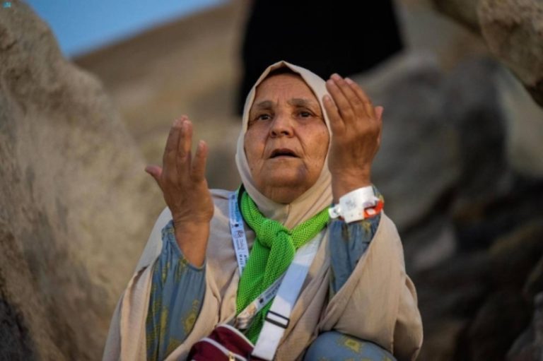 يوم عرفة يشهد مشاهد تآخي رائعة بين المسلمين