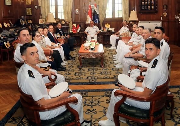 استقبال وفد تركي لتعزيز التعاون العسكري مع القوات البحرية
