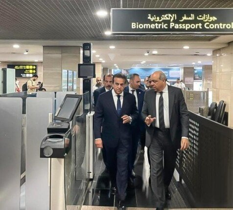 تفقد وزيرا الصحة والطيران المدني عيادات الحجر الصحي بمطار القاهرة الدولي