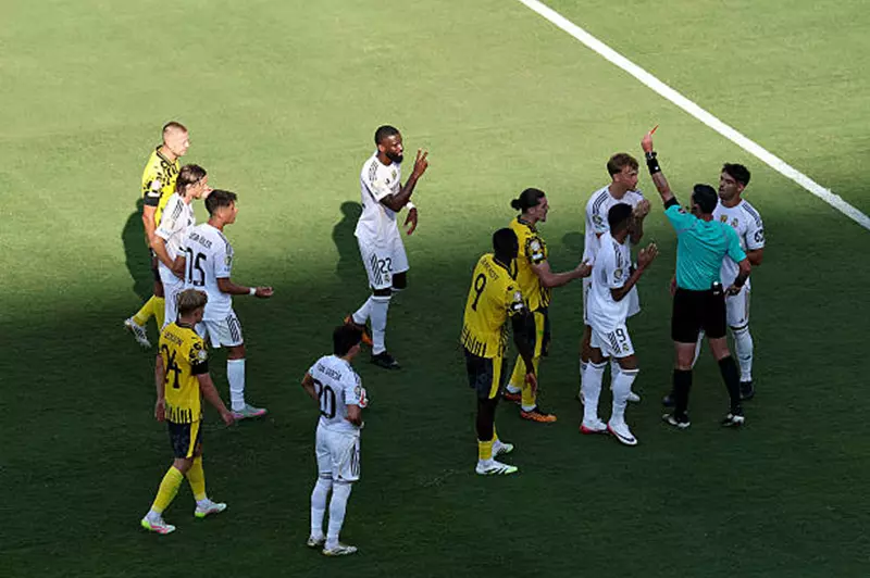 ظهور 15 بطاقة حمراء في كأس العالم للأندية بعد طرد هويسن