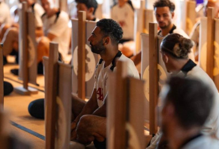 محمد صلاح وزملاؤه في ليفربول يستعدون للموسم الجديد بجلسة تأمل خاصة