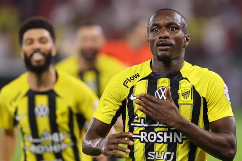 موسى ديابي ينتصر على الإصابة ويستأنف تدريباته مع فريق الاتحاد