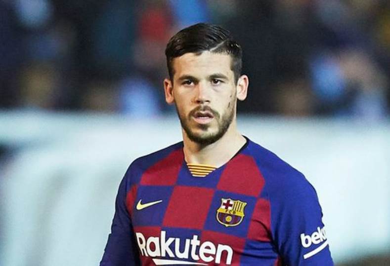 نجم برشلونة السابق يتلقى العلاج في العناية المركزة بعد تعرضه لعضة كلب