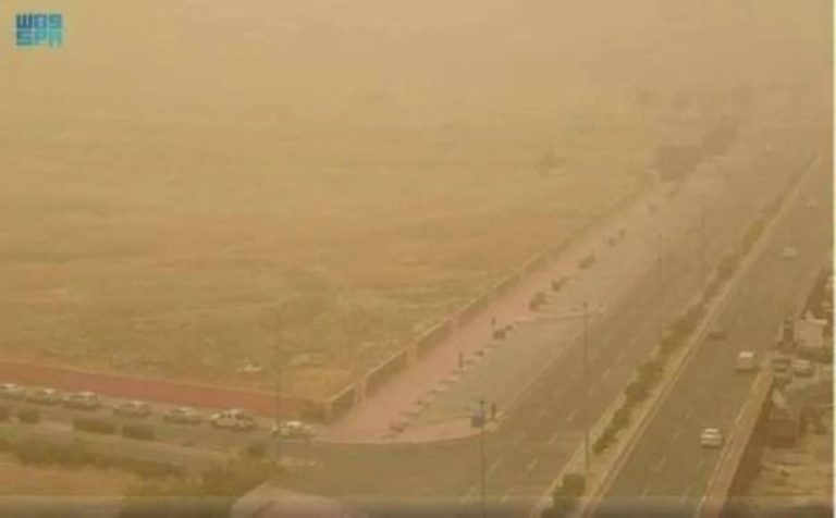 “نشاط الرياح” يثير الأتربة على محافظات الليث والقنفذة وبحرة