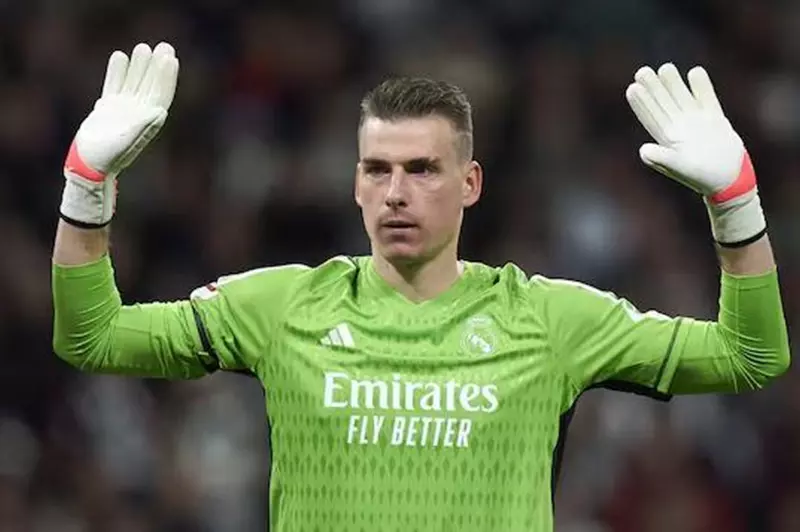 نيوكاسل يسعى لتعزيز صفوفه بعرض لضم حارس ريال مدريد لونين
