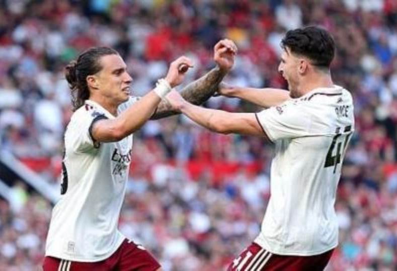 آرسنال يحقق انتصارًا دراماتيكيًا أمام مانشستر يونايتد بهدف وحيد