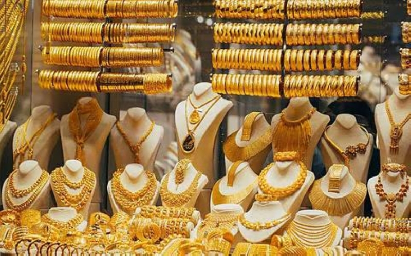 أسعار الذهب تنخفض وتخفف الأعباء على المستهلكين في الأسواق العالمية