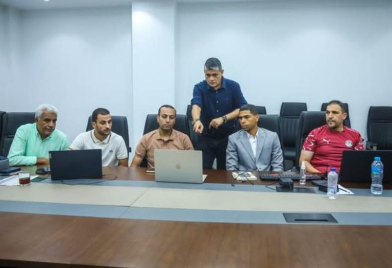 أوسكار رويز يناقش مع 4 حكام قرارات التحكيم في الجولة الأولى للدوري