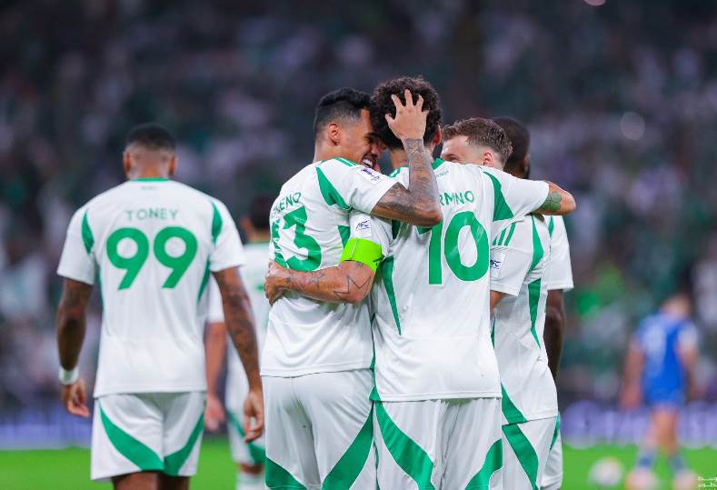 الأهلي يتوج بلقب كأس السوبر السعودي بعد مباراة مثيرة أمام القادسية