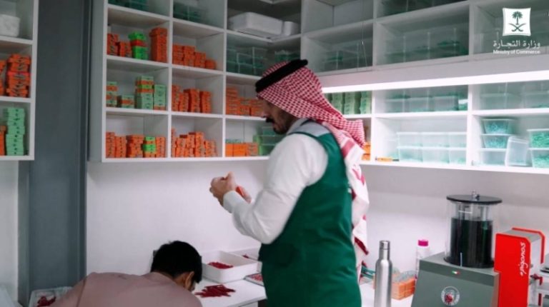 التجارة تضبط أكثر من 9 كيلوغرامات من المشغولات الذهبية في معمل غير مرخص