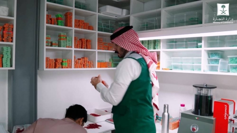 التجارة تضبط أكثر من 9 كيلوغرامات من المشغولات الذهبية في معمل غير مرخص