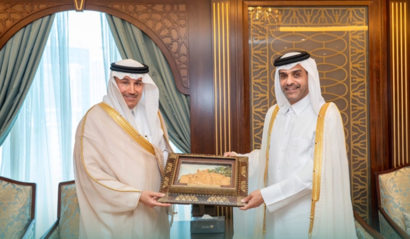 الجاسر ووزير النقل القطري يبحثان سبل تعزيز التعاون المشترك بين الدولتين