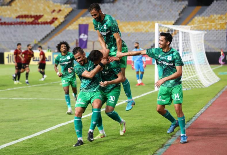 المصري يتحدى بيراميدز في مواجهة حاسمة للحفاظ على صدارة الدوري