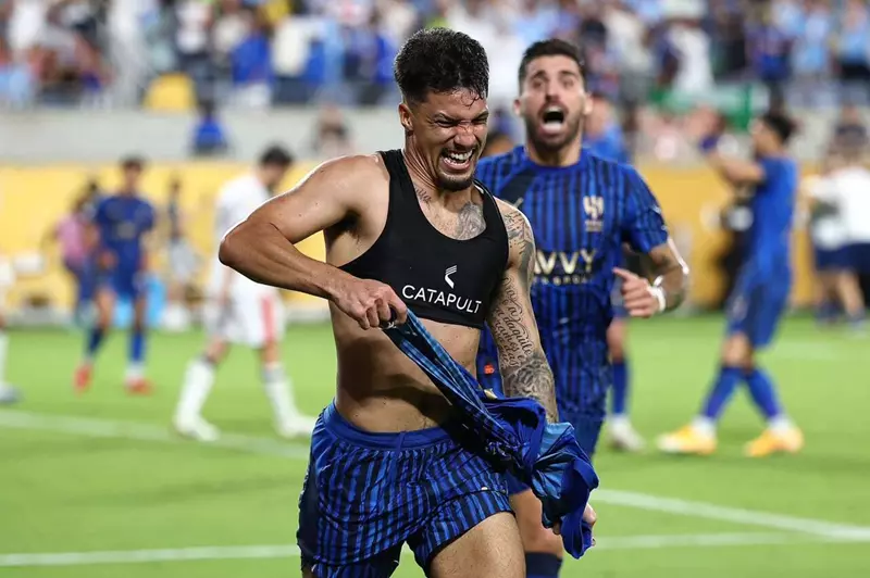 الهلال السعودي يستعد لبيع هدافه بعد نجاحه في مونديال الأندية