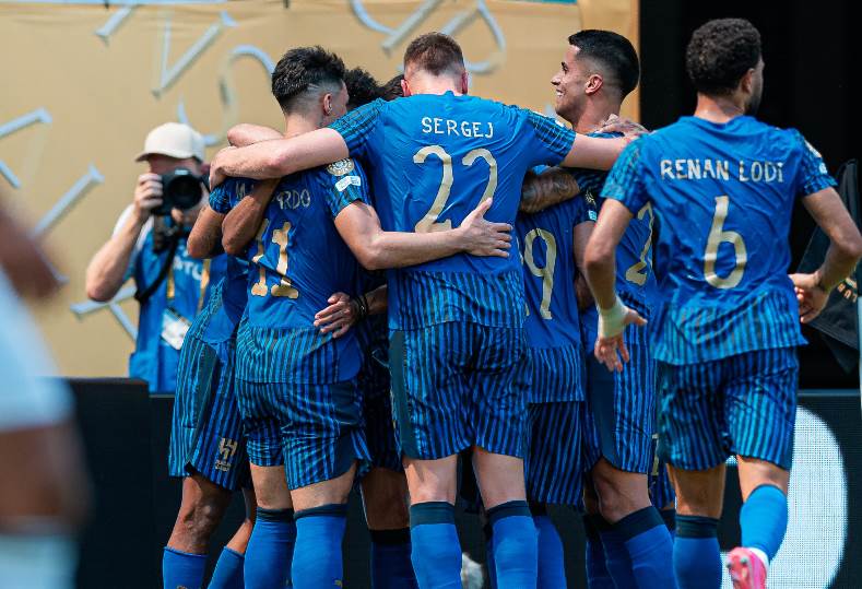 الهلال يواجه الرياض في افتتاح مشواره بالدوري السعودي وسط آمال جماهيره