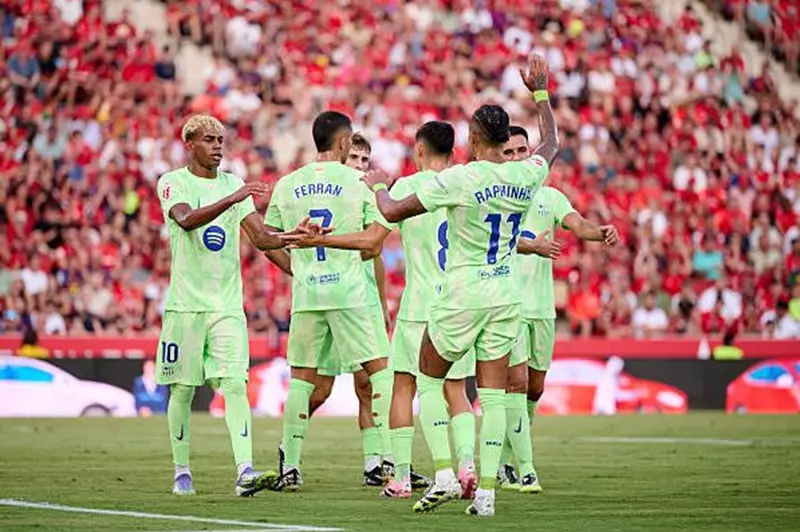 برشلونة ينطلق نحو الحفاظ على اللقب بفوز مريح على مايوركا في الجولة الأولى
