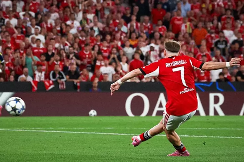 بنفيكا ينتزع بطاقة التأهل لدوري أبطال أوروبا في وجود مورينيو