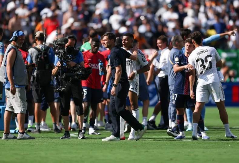 تشابي ألونسو وأنشيلوتي: وجهات نظر مختلفة حول مستقبل ريال مدريد قبل الموسم الجديد