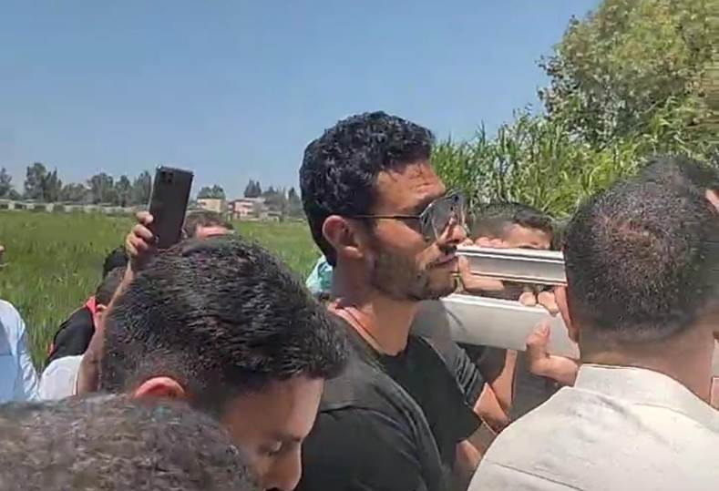 تشييع جثمان والد محمد الشناوي في مسقط رأسه بالحامول بحضور الأهالي والمحبين