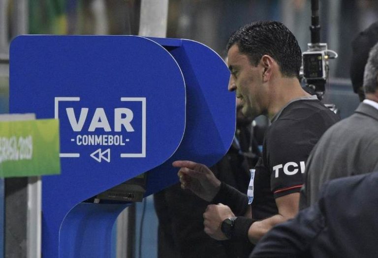 تعاون وزاري واتحاد الكرة لحل أزمة تقنية VAR قبل بداية الدوري