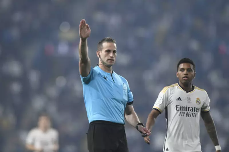 تعين خافيير روخاس حكماً لمباراة الأهلي وبيراميدز في الدوري المصري