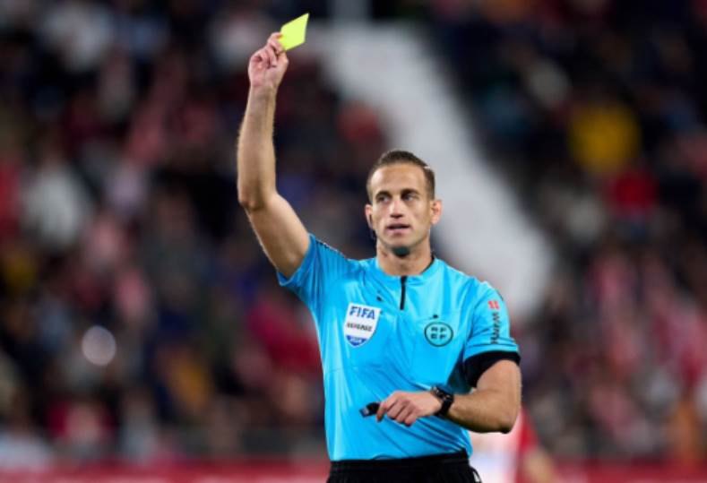 تعيين الحكم الإسباني خافيير ألبيرولا لإدارة مباراة الأهلي وبيراميدز في دوري النايل