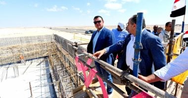 تفقد وزير الإسكان محطة تحلية المياه ومشروع كومباوند مزارين بالعلمين الجديدة