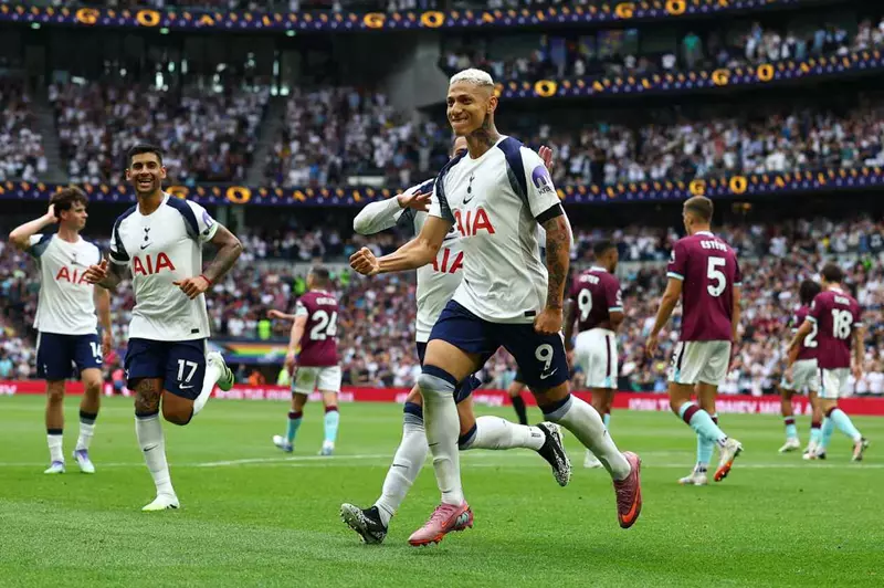 توتنهام يتفوق على بيرنلي وسندرلاند يعود بثلاثية مبهرة للدوري الإنجليزي