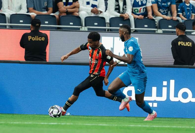 تيدي أوكو يترك بصمته في أول مباراة له مع الرياض بالدوري السعودي