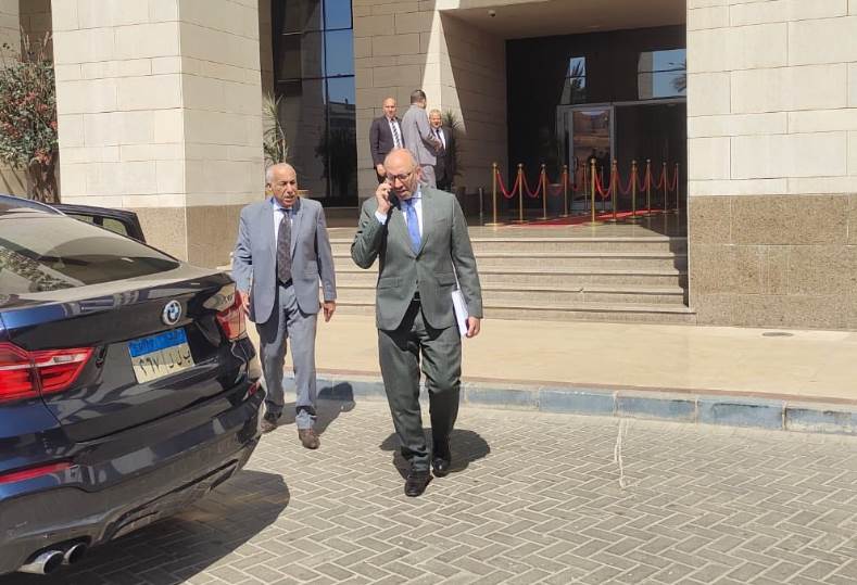 جلسة إنسانية بين لبيب والمندوه ووزير الإسكان تعزز التعاون في الزمالك