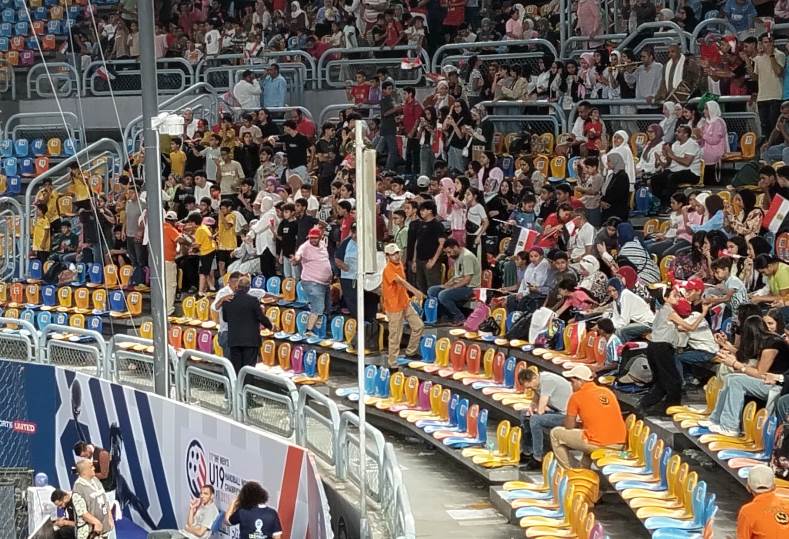 جماهير غفيرة تؤازر منتخب الناشئين في ربع نهائي بطولة العالم لليد أمام إسبانيا